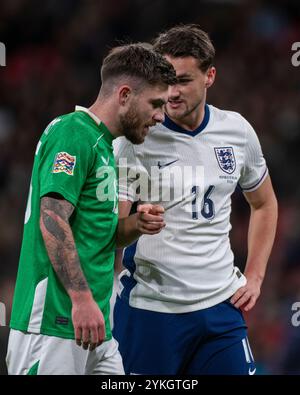 Taylor Harwood-Bellis aus England trifft am 17. November 2024 im Wembley Stadium in London, England, Vereinigtes Königreich, während des Spiels der UEFA Nations League, League B, Gruppe B2 zwischen England und der Republik Irland gegen Ryan Manning aus Irland (Foto: Andrew Surma/ Credit: SIPA USA/Alamy Live News) Stockfoto