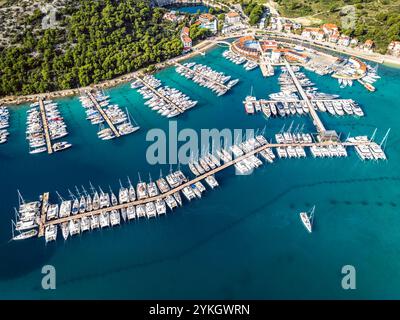 Rogoznica Marina und Frapa Hotel Resort, ein beliebtes Touristendorf an der südlichen dalmatinischen Küste. Drohnenfoto am 25. Oktober 2024 in Rogoz Stockfoto