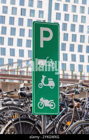 Niederländischer Parkplatz für Fahrräder, Lastenräder, Mopeds und Motorräder in Amsterdam Stockfoto