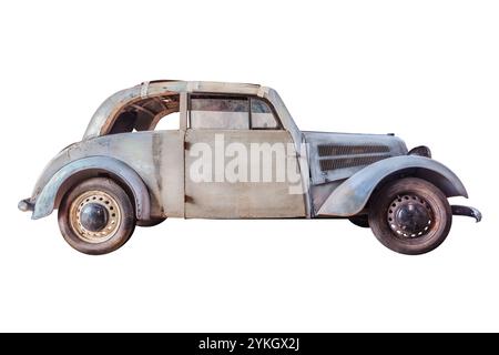Barnfund eines kaputten Oldtimer-Autos mit gebrochenen Holzteilen, isoliert auf weißem Hintergrund Stockfoto