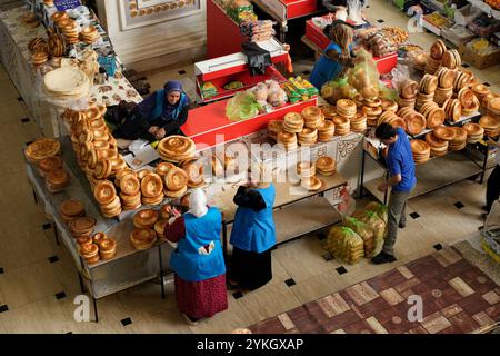 Frisches Naan-Brot zum Verkauf in Mehrgon Market, Duschanbe, Tadschikistan Stockfoto