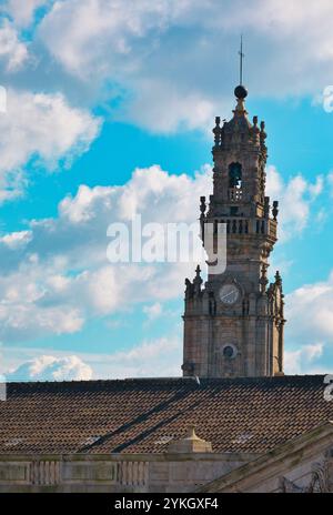 Der 75 Meter hohe Turm der barocken Igreja dos Clerigos (Clerigos-Kirche), ein berühmtes Wahrzeichen von Porto, Porto, Porto, Portugal Stockfoto