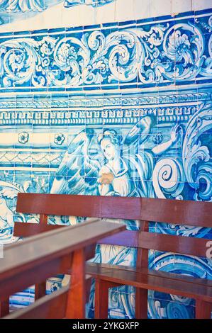 Innenraum der Capela de Nossa Senhora do Socorro aus dem 15. Jahrhundert mit Szenen aus dem Leben Christi in Azulejo (Fliesen), Vila do Conde, Portugal Stockfoto