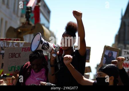 Brighton, Großbritannien. 13. Juni 2020. In Brighton findet ein Protest gegen Black Lives Matter statt, wo sich über 1.000 Demonstranten versammelten, um sich solidarisch mit Black Lives Matter Demonstrationen weltweit zu präsentieren. Die jüngste brutale Ermordung von George Floyd durch die US-Polizei in Minneapolis hat weltweit zahlreiche Demonstrationen gegen die Brutalität der US-Polizei gegenüber Afro-Amerikanern und gegen Rassendiskriminierung und Ungerechtigkeit im Allgemeinen ausgelöst. Viele Demonstranten in Brighton trugen Gesichtsmasken und riefen antirassistische Parolen. Die Demonstranten stellten sich auch an der Küste zu einer stillen Demonstration an. Teilweise Stockfoto