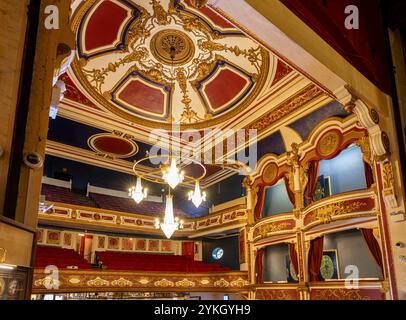 UK, Kent, Tunbridge Wells, Mount Pleasant Road, Wetherspoon's Opera House Pub, Innenausstattung Stockfoto