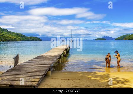 Ilha Grande Brasilien 23. November 2020 erstaunlicher Mangrovenstrand und Pouso-Strand mit Holzsteg die große tropische Insel Ilha Grande Rio de Janeiro Br Stockfoto