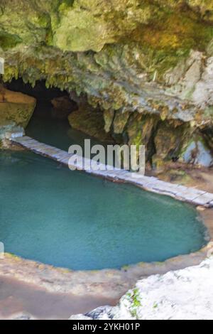 Erstaunliches blautürkisfarbenes Wasser und Kalksteinhöhle Cenote im Santuario de los guerreros in Puerto Aventuras Quintana Roo Mexiko Stockfoto