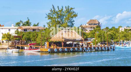 Holbox Mexiko 21. Dezember 2021 Panorama-Landschaft auf der schönen Holbox Insel mit Booten Holbox Express Fähre Dorf Hafen Muelle de Holbo Stockfoto