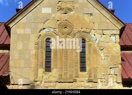 Hauptkirche im Kloster Betania der Geburt der Heiligen Mutter Gottes, Doppelfenster mit ornamentierten Rahmen und ein aufsteigendes Kreuz im Süden Stockfoto