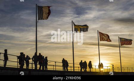 Menschen, Silhouetten, Flaggen, Hafen in Lindau am Bodensee, Bayern, Deutschland, Europa Stockfoto