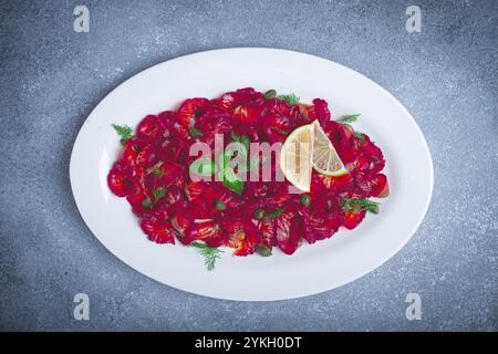 Lachs Gravlax mit Roter Bete, skandinavischer Snack, Rüben Gravlax, leicht gesalzener Fisch, hausgemacht, keine Personen Stockfoto