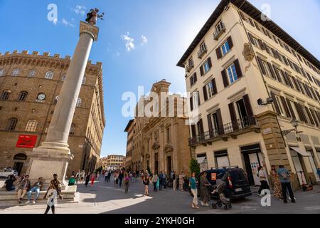 Florenz, Italien - 31. Mai 2024: Statue der Gerechtigkeit (16. Jh.) auf einer antiken römischen Säule (3. Jh.) im Zentrum der Piazza Santa Trinita. Stockfoto