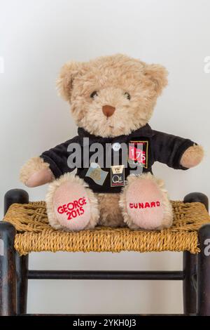 George 2015 Cunard Teddybär weiches Kuschelspielzeug mit 175 Jahren schwarzem Pullover auf Hocker - Made in Indonesia, Keel Toys Stockfoto