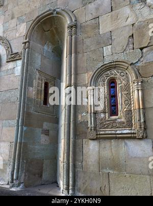 Dekoratives Fenster und dekorative Wandnische an der Hauptkirche im Kloster Betania von der Geburt der Heiligen Mutter Gottes, Kvesseti, Georgien, Stockfoto