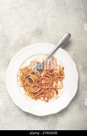 Ein Teller mit übrig gebliebenen Spaghetti Bolognese, keine Leute Stockfoto