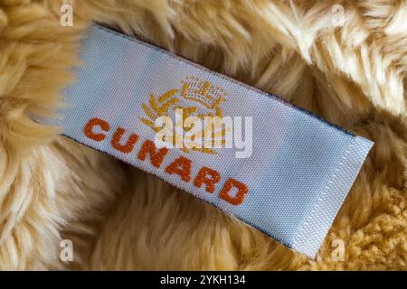 Cunard-Etikett mit Logo auf Cunard-Teddybär-Kuscheltier Stockfoto