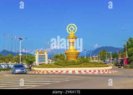 Typische farbenfrohe Straße, goldener Verkehrskreis und Stadtbild der Altstadt Luang Prabang Laos Stockfoto