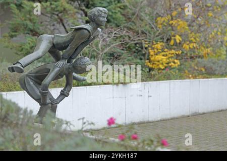 Skulptur Maeaenzer Buwe beim Bocksprung von Carl Ott 1980, zwei, Jungen, Bockspringen, athletisch, akrobatisch, übereinander, überspringen, hoch, nach oben, Beine, Wirbelsäule Stockfoto