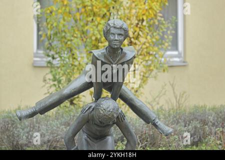 Skulptur Maeaenzer Buwe beim Bocksprung von Carl Ott 1980, zwei, Jungen, Bockspringen, athletisch, akrobatisch, übereinander, überspringen, hoch, nach oben, Beine, Wirbelsäule Stockfoto