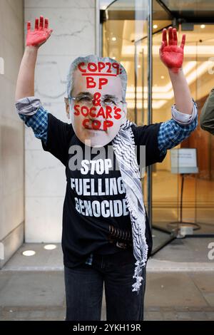 November 2024. London, Großbritannien. März für globale Klimagerechtigkeit. Demonstrant mit Maske von Mukhtar Babayev, ehemaliger Leiter der aserbaidschanischen staatlichen Ölgesellschaft SOCAR und jetzt Präsident der COP 29. Große Allianz von Organisationen für Klimagerechtigkeit marschiert in London, um ein Ende der fossilen Brennstoffe und der britischen Komplizenschaft am Völkermord in Gaza zu fordern. Tausende rufen im Zuge der COP29 die britische Regierung auf, fossile Brennstoffe auslaufen zu lassen, Klimareparationen zu zahlen und ein Waffenembargo gegen Israel zu verhängen. Tausende gingen heute auf die Straßen Londons und schlossen sich einer großen Allianz von Klimagerechtigkeitsorganisationen an, die die britische Regierung forderten Stockfoto