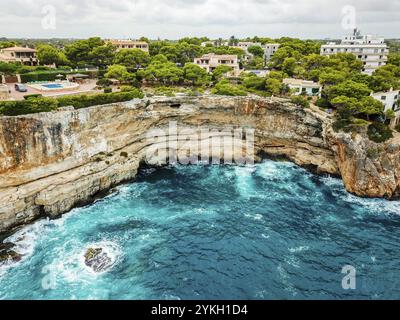 Panoramaaufnahme mit Drohne von oben über der Bucht von Cala Santanyi auf Mallorca, Spanien, Europa Stockfoto