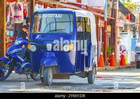 Blaues Auto Rikscha Tuk Tuk im schönen Chiquila Dorf Hafen Puerto de Chiquila in Quintana Roo Mexiko Stockfoto