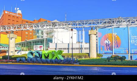 Mexiko-Stadt Mexiko 07. Februar 2021 Straße vor dem Flughafen Aeropuerto Internacional Benito Juarez in Penon de los Banos Venustiano Carranza Mexic Stockfoto