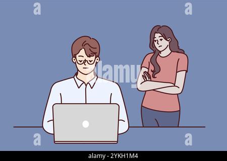 Frustrierte Frau in der Nähe ihres Ehemanns, die ihren Laptop benutzte, an Internetsucht leidet und bis spät in die Nacht arbeitete. Konzept des Ungleichgewichts zwischen Internet ca. Stockfoto