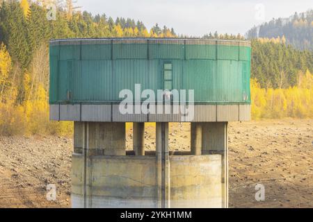 Der Staudamm Lichtenberg, das sächsische Landesdamm, hat für die anstehende Sanierung rund 8 Millionen Kubikmeter Wasser entwässert. Staumauer mit Wasser Ex Stockfoto