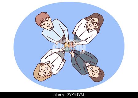 Freundliche Geschäftsleute halten ein Puzzle zusammen, das die Konsolidierung und Synergie bei der Ausführung von Unternehmensaufgaben symbolisiert. Blick von oben auf das Colla für Männer und Frauen Stockfoto