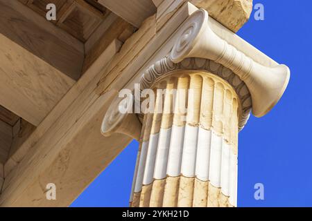 Details Figuren Skulpturen Säulen der Akropolis von Athen mit erstaunlichen und schönen Ruinen Parthenon und blau bewölktem Himmel in Griechenlands Hauptstadt Athen Stockfoto