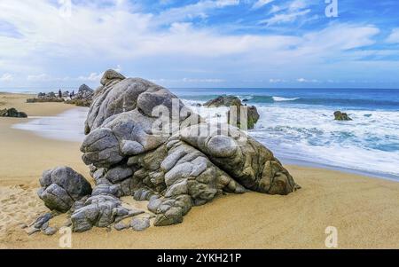 Extrem schöne riesige Surferwellen am Strand in Zicatela Puerto Escondido Oaxaca Mexiko Stockfoto