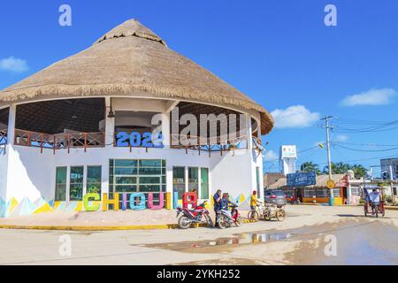 Chiquila Mexiko 21. Dezember 2021 Panoramablick auf die Landschaft im wunderschönen Puerto de Chiquila mit Booten Fähre Dorf Hafen Puerto de Chiquila 2 Stockfoto