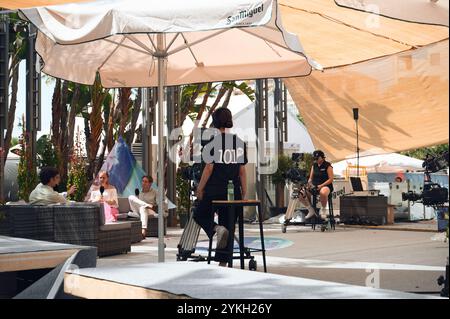 Live-Interview während der august-Messe in Malaga, veranstaltet unter schattigen Baldachinen mit einem professionellen Medienteam, das jedes Detail festgehalten hat Stockfoto