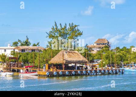 Holbox Mexiko 21. Dezember 2021 Panorama-Landschaft auf der schönen Holbox Insel mit Booten Holbox Express Fähre Dorf Hafen Muelle de Holbo Stockfoto