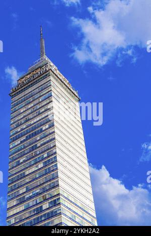 Hochhaus Torre Latinoamericana und Wahrzeichen in der Innenstadt von Mexiko-Stadt mit blauem Himmel Stockfoto