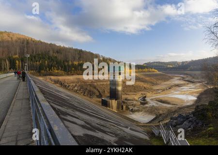 Der Staudamm Lichtenberg, das sächsische Landesdamm, hat für die anstehende Sanierung rund 8 Millionen Kubikmeter Wasser entwässert. Staumauer mit Wasser Ex Stockfoto