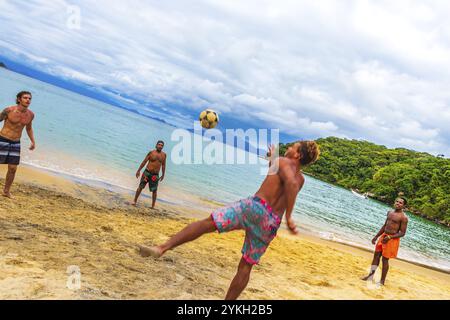 Ilha Grande Brasilien 23. November 2020 männliche Fußballspieler auf der großen tropischen Insel Ilha Grande Praia de Palmas in Angra dos Reis Rio de Janeiro Stockfoto