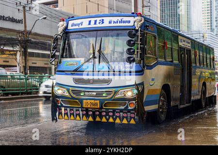 Bangkok Thailand 22. Mai 2018 typischer bunt blau dekorierter Bus bei starkem Regen in der Metropole Bangkok in Thailand Stockfoto