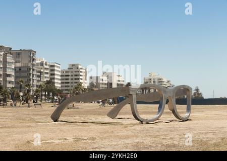 Riesige Brillen oder Sonnenbrillen an der Strandpromenade von Sea Point im südafrikanischen Kapstadt Stockfoto