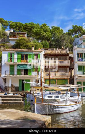 Panoramablick auf die Bucht und den Jachthafen von Cala Figuera auf Mallorca in Spanien Stockfoto