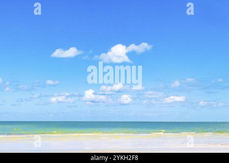 Blick auf die natürliche Panoramalandschaft auf die wunderschöne Holbox Island Sandbank und Strand mit Wellen, türkisfarbenem Wasser und blauem Himmel in Quintana Roo Mexiko Stockfoto