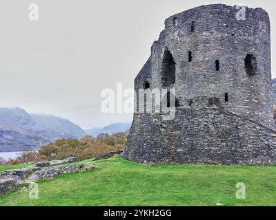 Überreste von Dolbadarn Castle in Wales, erbaut von Llywelyn dem Großen, König von Gwynedd, Ende des 12. Jahrhunderts. Stockfoto