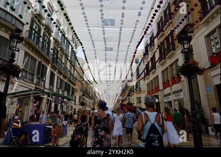 Festliche Dekorationen säumen die Calle Larios während der August-Messe Stockfoto