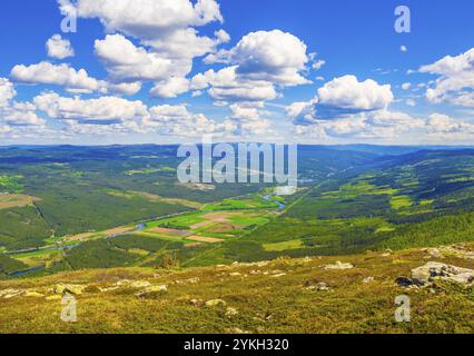 Wunderschöne Tallandschaft Panorama Norwegen von Hydalen Hemsedal mit Schnee in den Bergen im Sommer Stockfoto