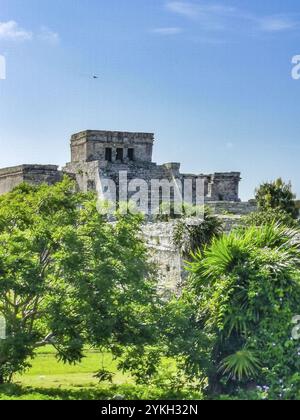 Alte Tulum Ruinen Maya-Stätte mit Tempelruinen Pyramiden und Artefakte in den tropischen natürlichen Dschungel Wald Palme und Seenlandschaft Panoramablick in Tulum Stockfoto