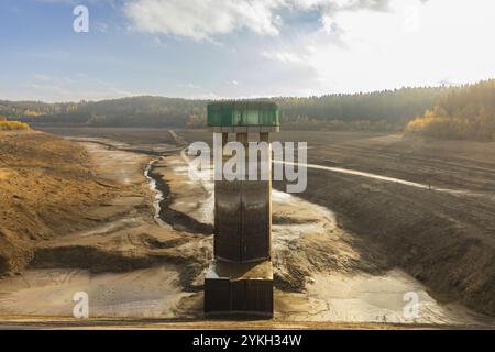 Der Staudamm Lichtenberg, das sächsische Landesdamm, hat für die anstehende Sanierung rund 8 Millionen Kubikmeter Wasser entwässert. Staumauer mit Wasser Ex Stockfoto