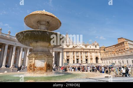 Rom, Italien - 29. Mai 2024: Brunnen in Vatikanstadt mit Petersdom im Hintergrund. Stockfoto