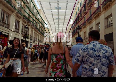 Die belebte Calle Larios wurde während der Messe im August Málaga mit lebhaften Dekorationen geschmückt Stockfoto