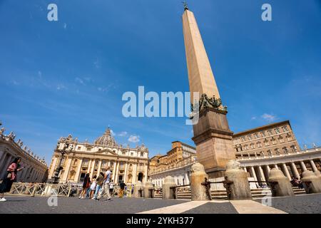 Vatikan, Italien - 29. Mai 2024: Obelisk auf dem Petersplatz in Vatikanstadt. Stockfoto